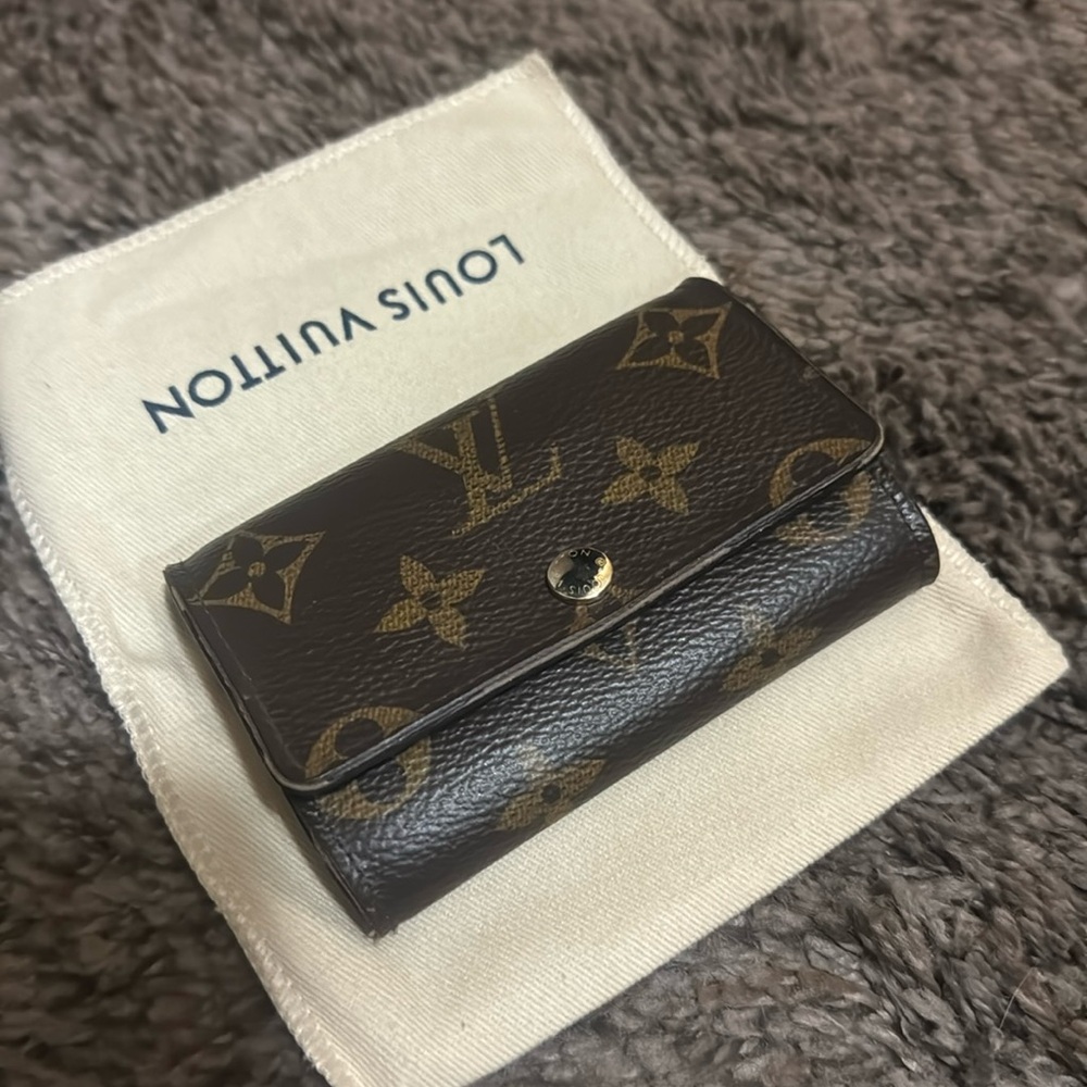 Louis Vuitton 6 ring key holder